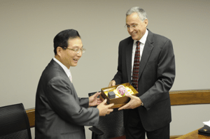 Ching-Ji Wu, minister of the Taiwan Ministry of Education, and Chancellor Dan Rahn exchanged gifts during the visit.