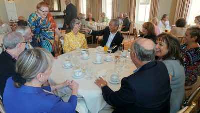 James Y. Suen, M.D., COM '66, UAMS professor and chairman of the Department of Otolaryngology – Head and Neck Surgery, reveals the secret behind his magic trick at the Golden Graduates brunch held Sunday, Aug. 21 at The Capitol Hotel.