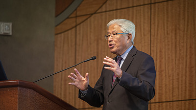Victor J. Dzau, M.D., discusses links between climate change and health care at the inaugural lecture for the Richard and Ellen Sandor Lecture Series on Medicine and Sustainability.