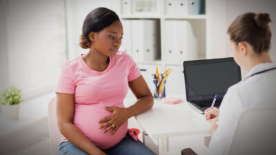 A pregnant woman consults with her doctor.