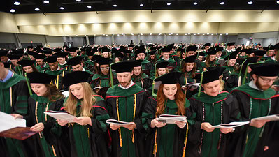 The UAMS College of Medicine Class of 2024 recites the Hippocratic Oath with Dean Steven Webber, M.D.