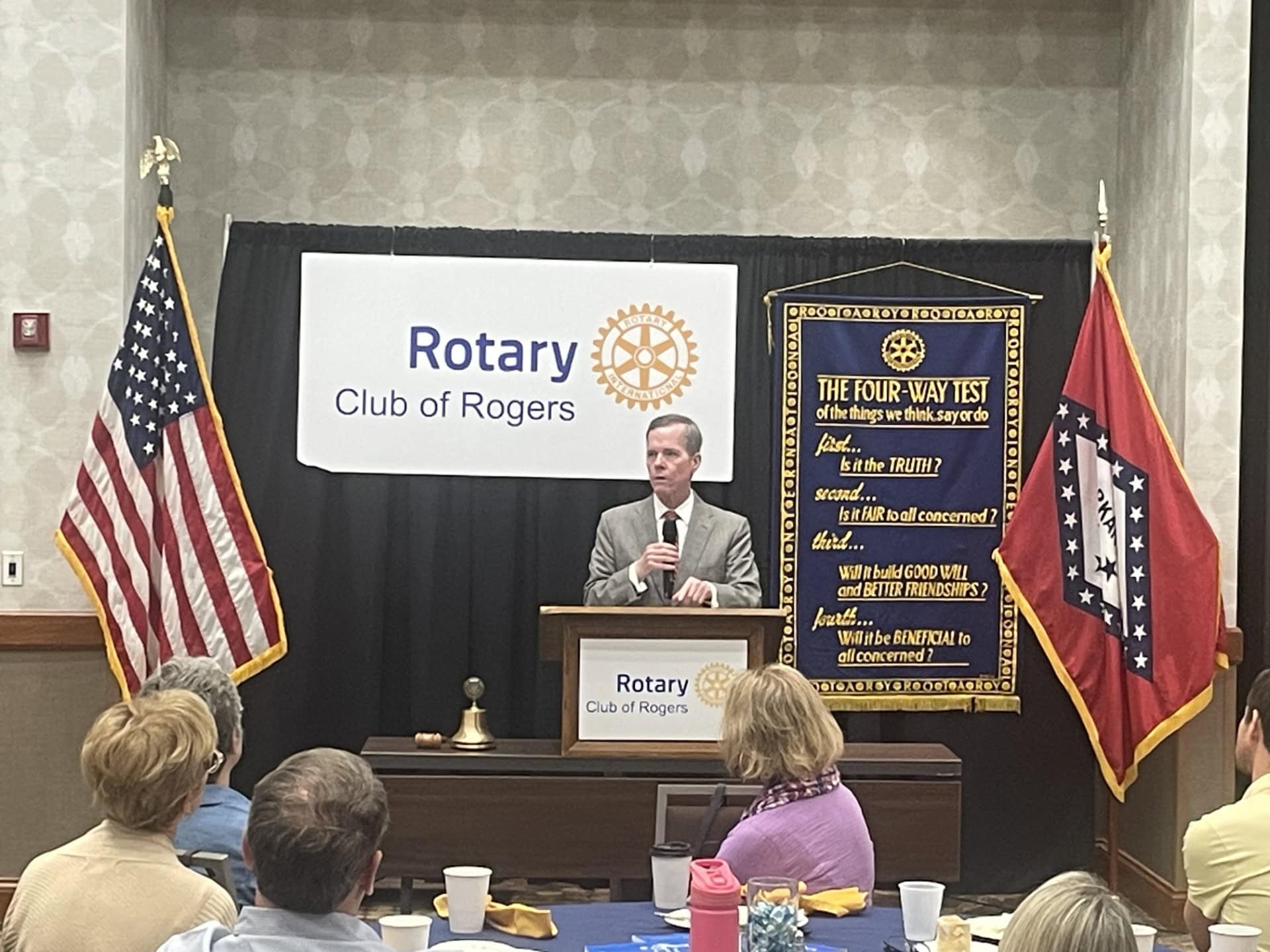 UAMS Chancellor Focuses on Growth in Northwest Arkansas at Rogers Rotary Meeting – UAMS News