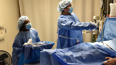 Maya Peoples (left) takes part in a gall bladder removal simulation during the HCOP Academy’s tour of the UAMS Simulation Center in Little Rock.