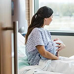 Health care worker meeting with a pregnant woman in the hospital.
