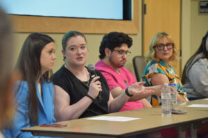 A 7-member panell offers tips to college students.