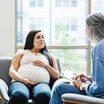 Doula speaking with a pregnant woman.