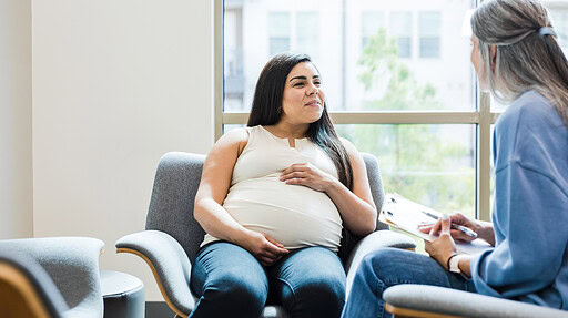 Doula speaking with a pregnant woman.